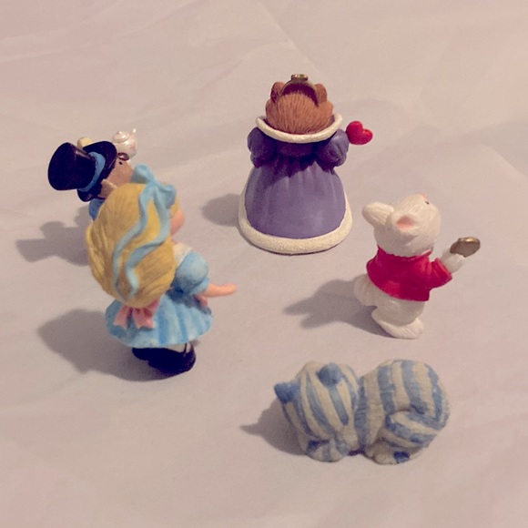 Hallmark Merry Minatures Alice in Wonderland - Picture 3 of 10